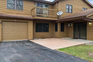 975 Manor Dr, Neenah, WI 54956 - Photo 2