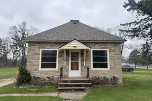 1109 Royalton St, Waupaca, WI 54981 - Photo 2