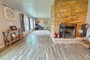 2623 Oakcrest Dr, Neenah, WI 54956 - Photo 8