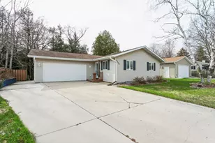 3518 Columbus St, Two Rivers, WI 54241 - Photo 4