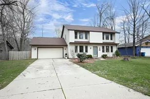 720 Indianwood Ct, Neenah, WI 54956 - Photo 2
