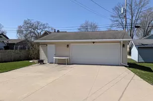 223 Cleveland St, Brillion, WI 54110 - Photo 16