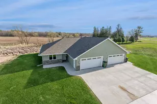 559 Summer Dr, Brillion, WI 54110 - Photo 2