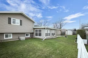 1021 Apple Blossom Dr, Neenah, WI 54956 - Photo 4