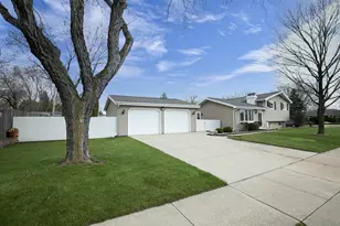 1021 Apple Blossom Dr, Neenah, WI 54956 - Photo 2