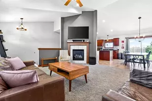 4102 E Braeburn Dr, Appleton, WI 54913 - Photo 4