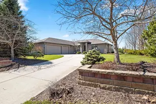 2405 Crown Pointe Blvd, Suamico, WI 54173 - Photo 4