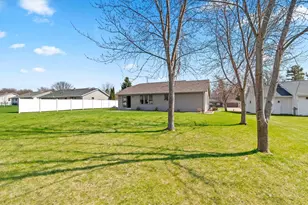 2621 Greenbrier Rd, Green Bay, WI 54311 - Photo 2