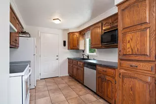 2615 Bayport Ln, Green Bay, WI 54313 - Photo 2