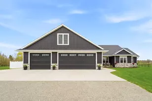 594 Prairie Gardens Ln, Pulaski, WI 54162 - Photo 2