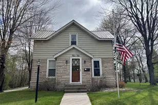 410 Franklin St, Waupaca, WI 54981 - Photo 2