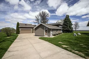 2384 Hickory Ln, Oshkosh, WI 54901 - Photo 4