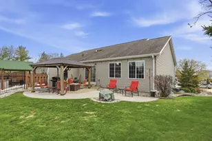 922 Denise Ct, Kaukauna, WI 54130 - Photo 2