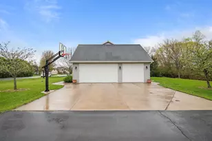 3663 Hickory Ridge Rd, Oshkosh, WI 54904 - Photo 2