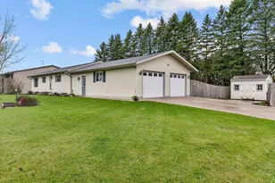 21 Primrose Cir, Clintonville, WI 54929 - Photo 2