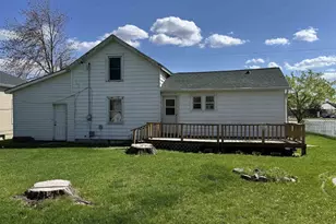 907 Park Ave, Waupaca, WI 54981 - Photo 2