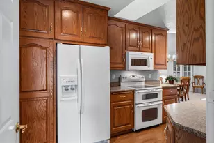 1633 Twin Lakes Cir, Green Bay, WI 54311 - Photo 16