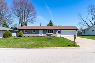 838 Marydale Dr, Green Bay, WI 54313 - Photo 1