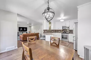 915 Nightingale Ct, Pulaski, WI 54162 - Photo 10