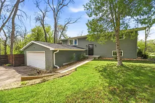 W6395 Lakeview Ct, Menasha, WI 54952 - Photo 2