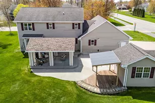 W5894 Sweet Clover Dr, Appleton, WI 54915 - Photo 2