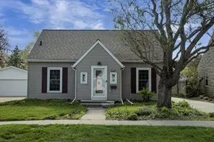 1916 N Clark St, Appleton, WI 54911 - Photo 2