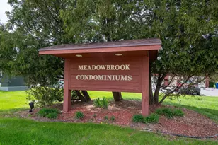 2240 Meadowbrook Ct, Oshkosh, WI 54904 - Photo 2