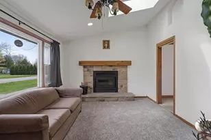 607 Hunters Point Rd, Neenah, WI 54956 - Photo 6