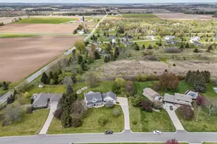 W8078 Hillcrest Ct, Hortonville, WI 54944 - Photo 6