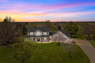 W8078 Hillcrest Ct, Hortonville, WI 54944 - Photo 2