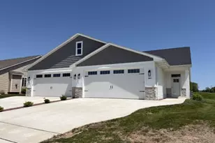 1901 Hidden Hollow Ln, Manitowoc, WI 54220 - Photo 2