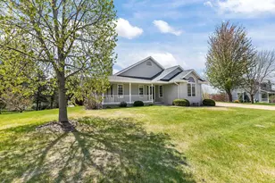 118 Honeysuckle Dr, Hortonville, WI 54944 - Photo 2