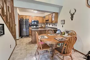 2230 Meadowbrook Ct, Oshkosh, WI 54904 - Photo 4