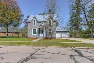 611 Shearer St, Waupaca, WI 54981 - Photo 2