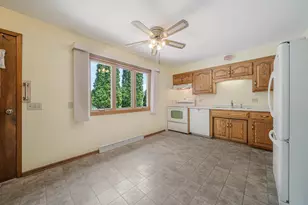 324 S Parkway Dr, Brillion, WI 54110 - Photo 8