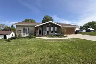 205 E Freeborn St, Cecil, WI 54111 - Photo 2