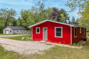 N4656 Pine St, New London, WI 54961 - Photo 2