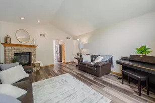 2521 Bishops Ln, Neenah, WI 54956 - Photo 4