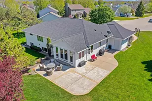 715 Hickory Valley Ct, De Pere, WI 54115 - Photo 2