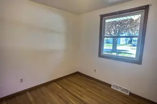 2037 Farlin Ave, Green Bay, WI 54302 - Photo 8