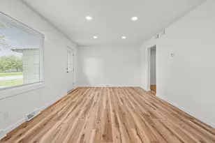 1322 Broad St, Oshkosh, WI 54901 - Photo 8