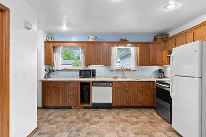 437 Silver Spring Drive, Green Bay, WI 54303 - Photo 10