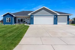 182 Meadowlark Ln, Luxemburg, WI 54217 - Photo 2