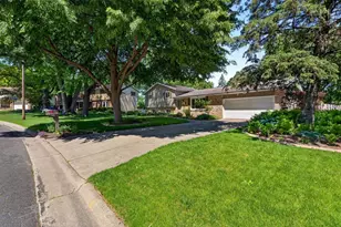 2214 Steward Ct, Sun Prairie, WI 53590 - Photo 2