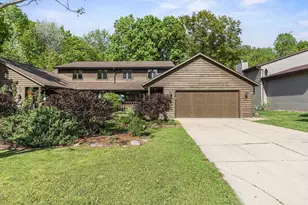 921 Divot Pl, Green Bay, WI 54313 - Photo 2