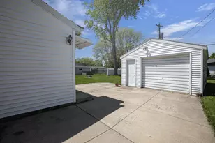 802 Suburban Dr, De Pere, WI 54115 - Photo 4