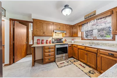 368 E Jefferson Avenue, Cleveland, WI 53015 - Photo 10