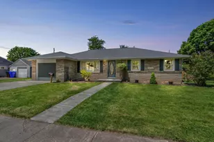 618 E Harding Dr, Appleton, WI 54915 - Photo 2