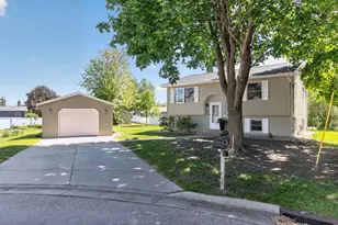 254 Lakeview Ct, Hortonville, WI 54944 - Photo 2