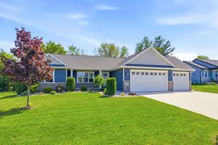 107 Brookwood Dr, Hortonville, WI 54944 - Photo 2